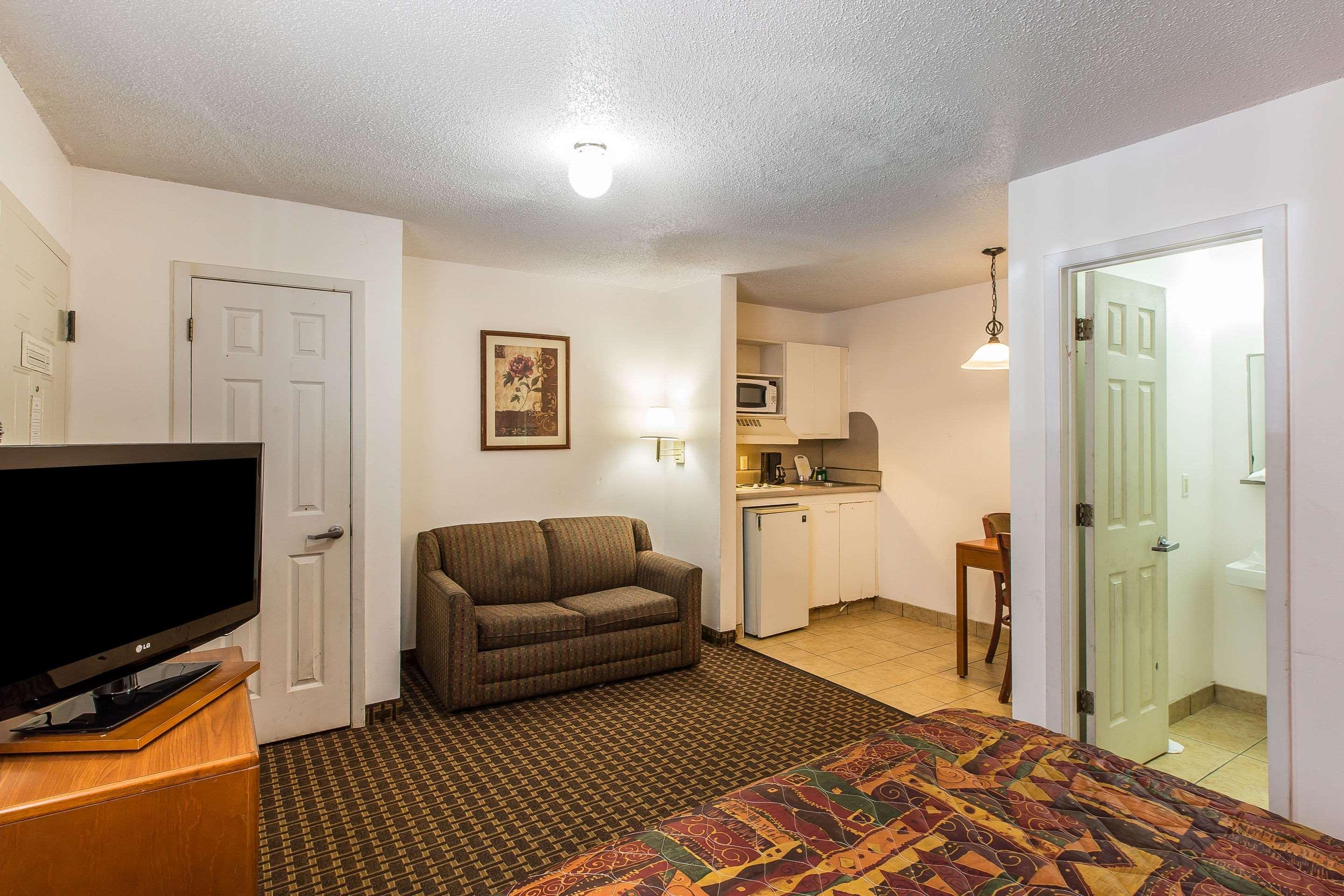 Suburban Studios Abercorn Savannah Luaran gambar